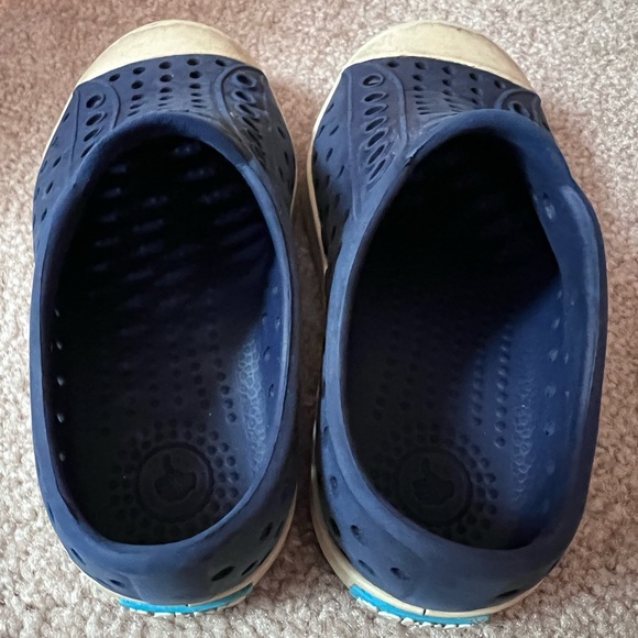 Size 8 Boys Native Shoes - Picture 7 of 7